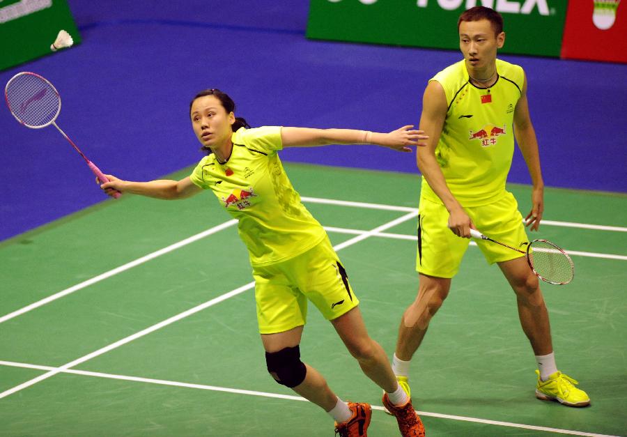 外撞到场边 外撞到场边